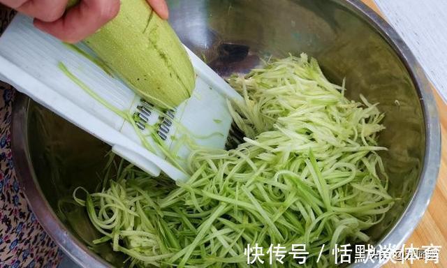 面团|西葫芦一年四季都便宜,秋天要多吃,鲜嫩营养降秋燥,烙馅饼真香