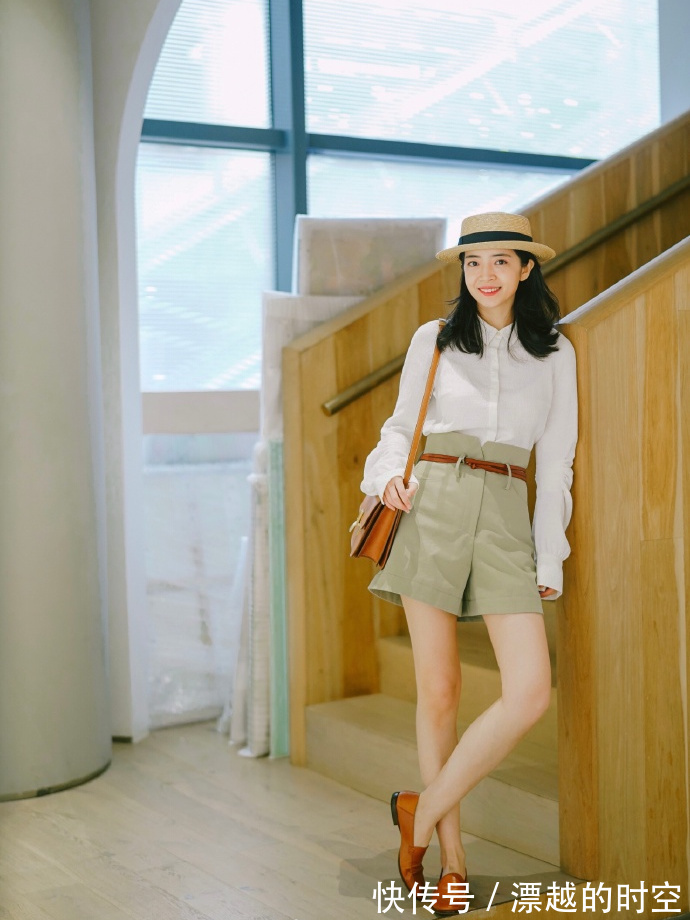 衣服 奔三奔四女人这样穿,秋季穿出高级感,黑色上衣搭配白色短裤真美