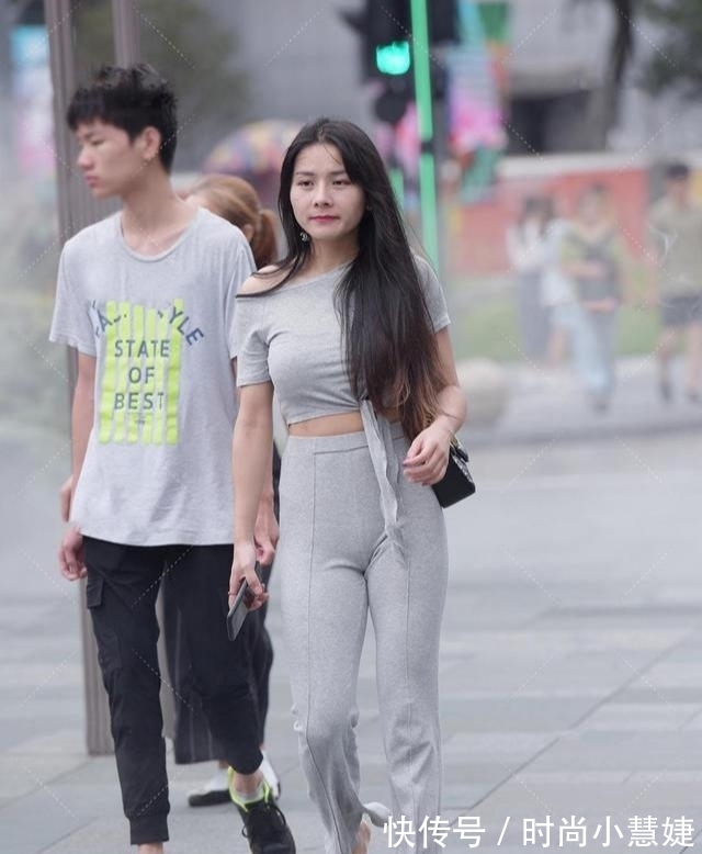 穿搭 单肩上衣彰显“锁骨”立体感，别致休闲裤，水晶高跟鞋更有高雅感