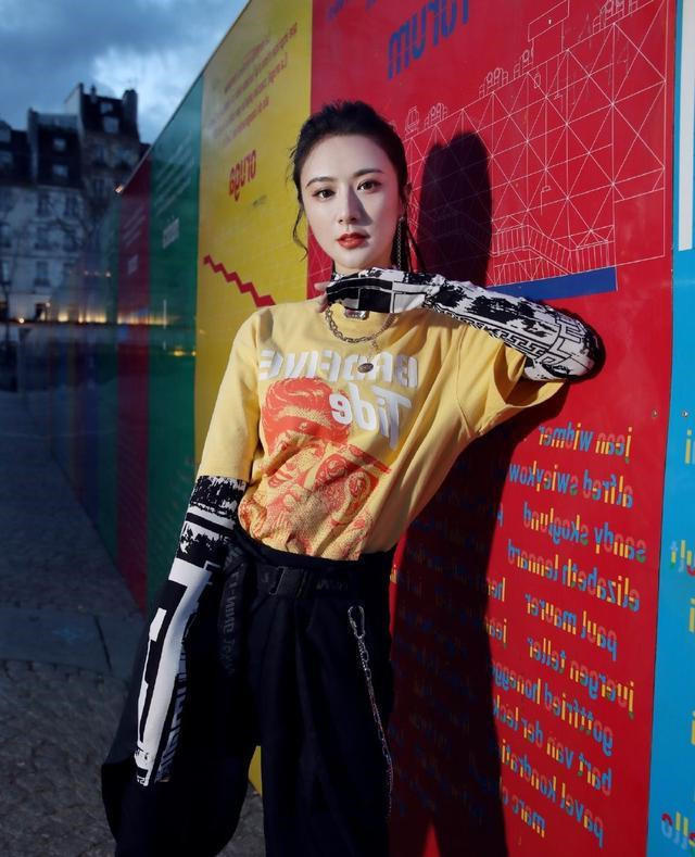 薇娅果然很会穿,黄色T恤搭配高腰裤青春活力,时尚气息扑面而来