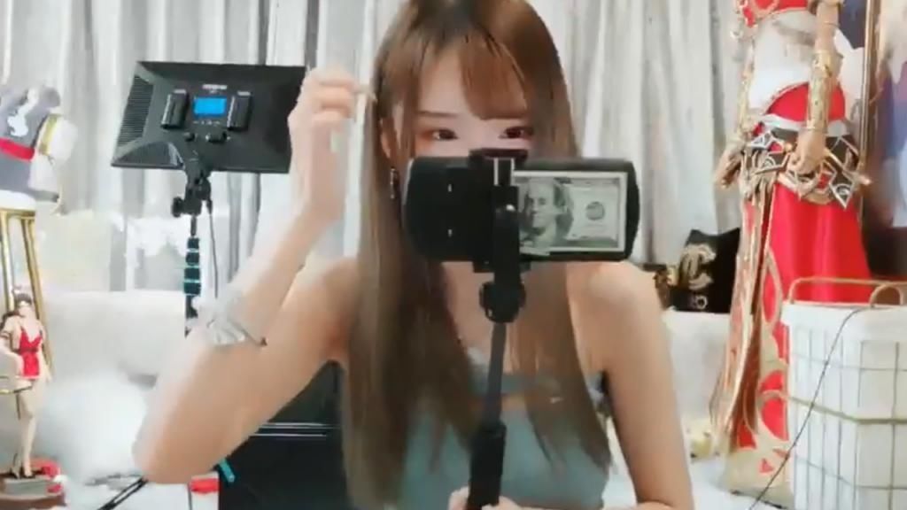 榜一|腐团儿约见榜一大哥露出价值79W长腿,却被这点抢镜,反复欣赏,网友愣住