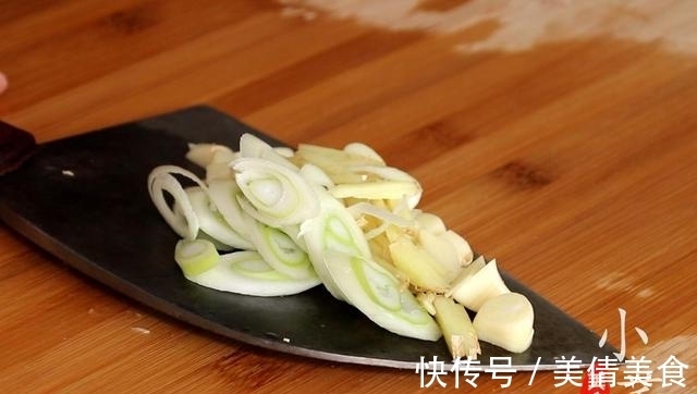 鲜香|1块豆腐,1把花蛤,锅中炖一炖,鲜香美味,出锅连汤都不剩