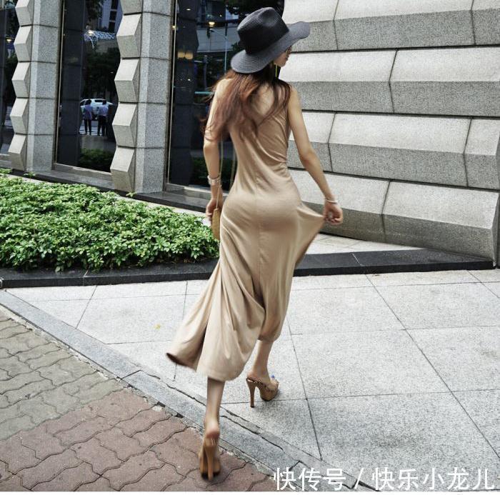 街拍扭曲裹胸长裙,有点小性感仿若绝代佳人