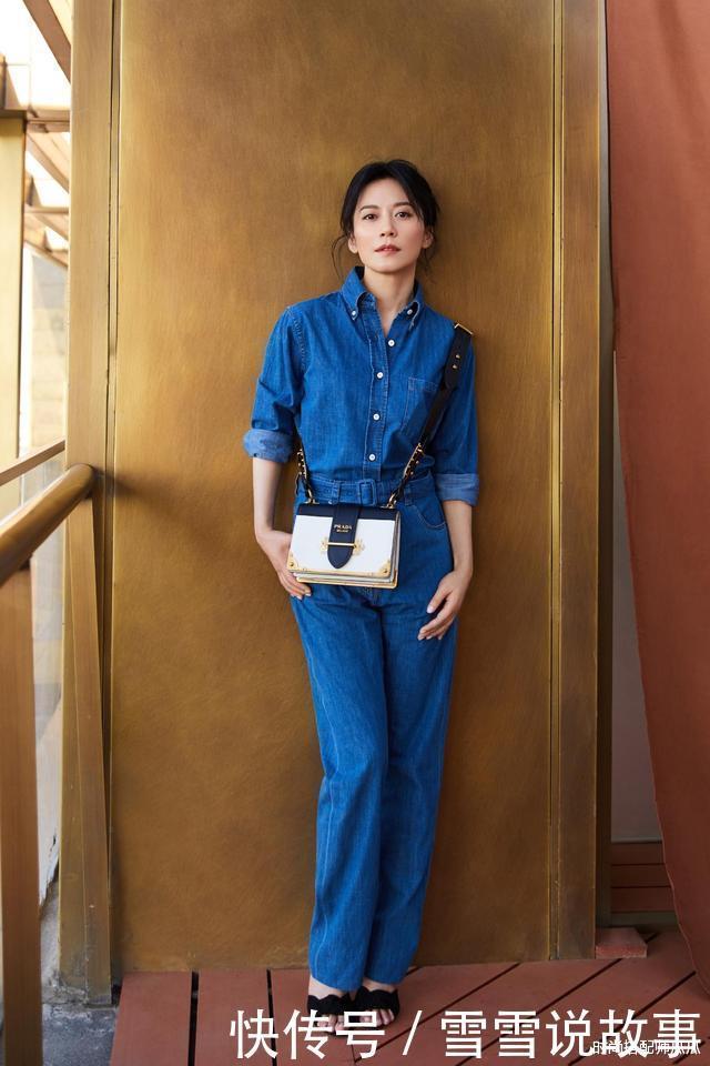 50岁女人穿衣不显老！记住这3点最关键，时髦气质更显年轻！