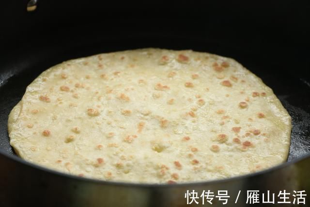 鸡蛋饼|比手抓饼简单,比油条健康,简单易做,早餐吃太好了,家人都爱吃