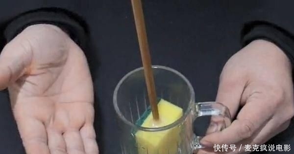 筷子插进百洁布里面,解决了很多家庭主妇的烦恼,学会受用一生