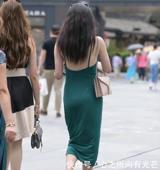 披肩|披肩秀发的一字肩连衣裙美女，配色亮眼吸睛，让你帅气