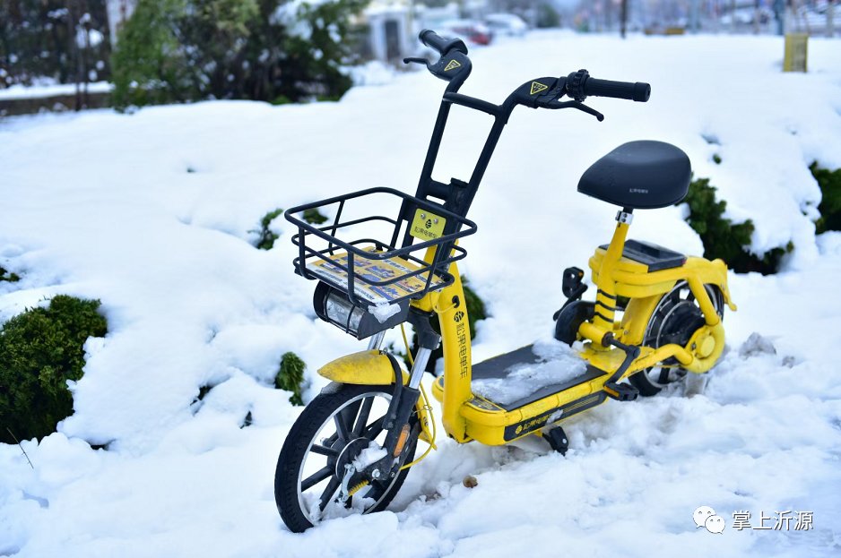 初雪来袭：你在朋友圈晒雪景，我在雪中守护你