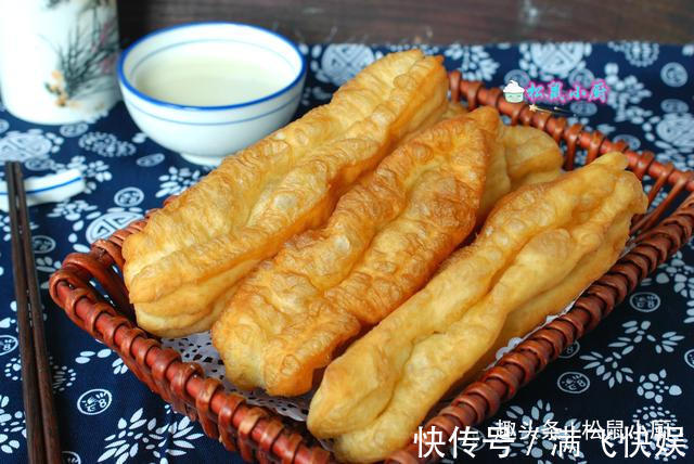 炸油条用酵母、泡打粉全错!油条店老板教你正确做法,金黄酥脆