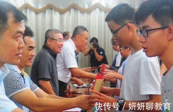 有钱人|“我买了一双的耐克鞋”,失去助学金,贫困生不配有好生活?