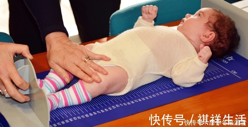 书虫|新生儿满月时会长几斤、长多少厘米、每天喝多少奶?附上测量方法
