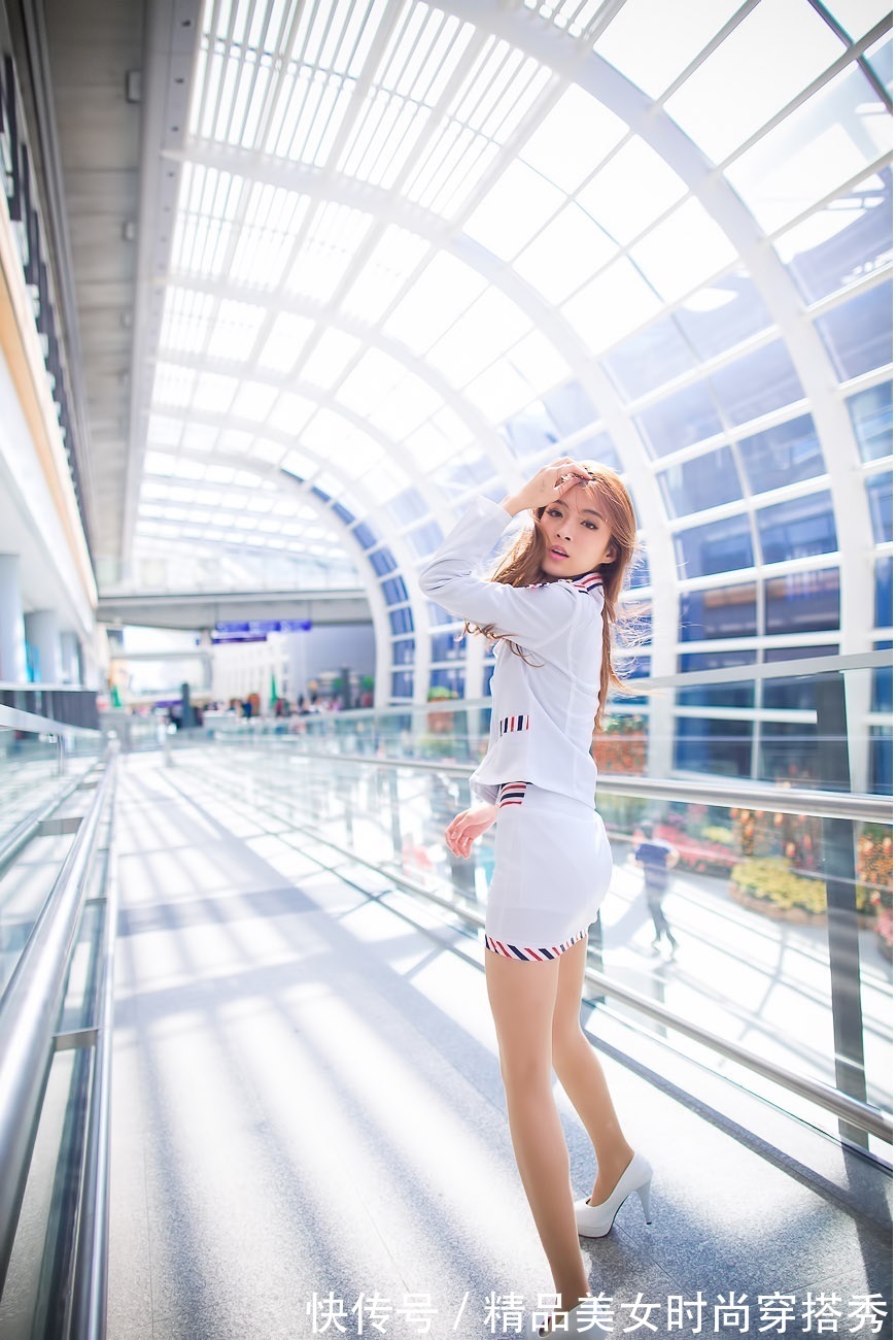 女人味|白色的套装,简约优雅,搭配白色的高跟鞋,职业干练又不失女人味