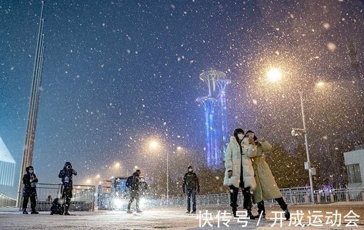 制服|北京冬奥美女志愿者的制服,太香了!黑色打底衫,凸显完美曲线