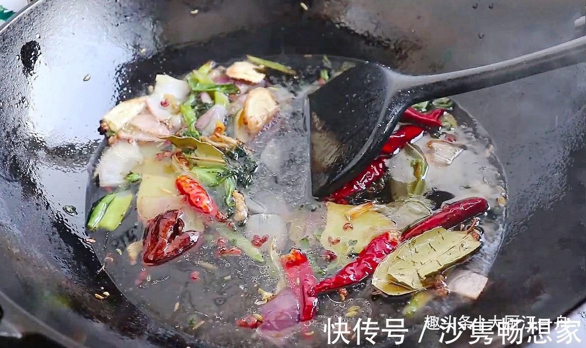牛腱子肉|过年在家卤牛肉，牢记这个详细配方，牛肉五香浓郁，怎么切都不散