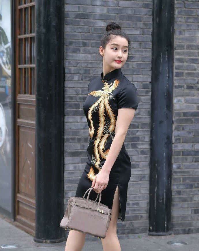 旗袍|小姐姐一身龙凤旗袍, 修显s身材让我目瞪口呆