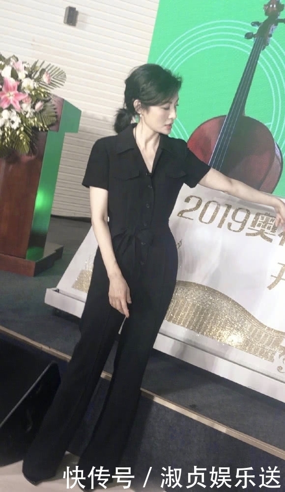 周涛|51岁的周涛身材也太好了,黑色连体裤配低马尾优雅减龄,气质出众