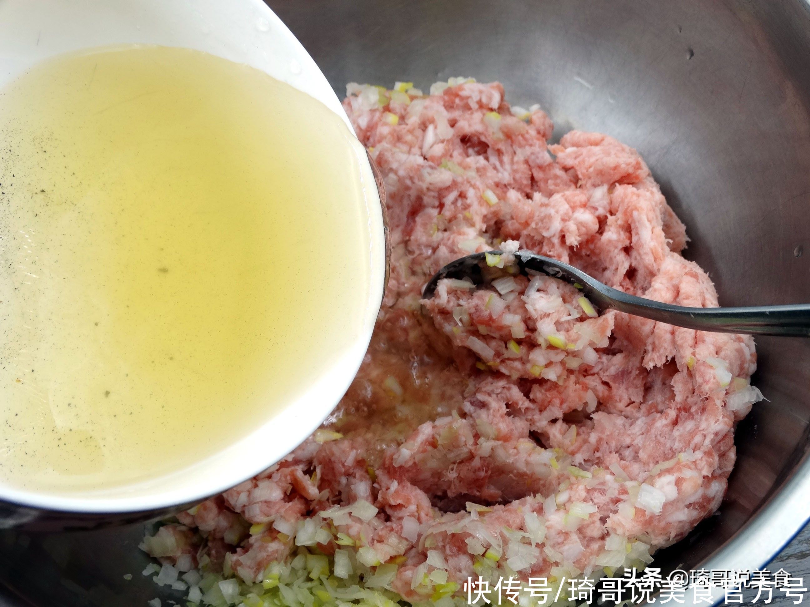 调万能饺子馅，口诀“剁盐水油”，肉馅油润鲜香，包子馄饨全能用