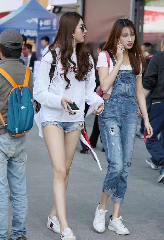 街拍:棕色卷发披肩的小美女,配戴一副黑色墨镜,显得气场十足