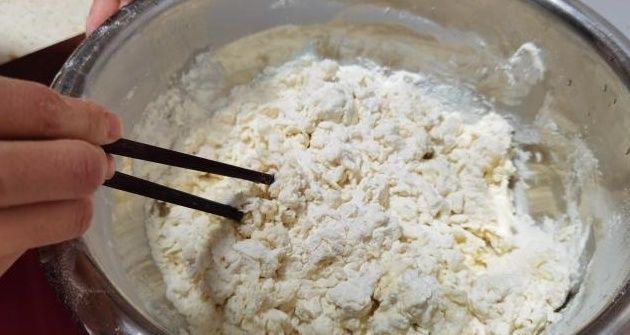 此菜的叶子常被扔掉，其实营养比茎高，冬天要多吃，包饺子吃真香