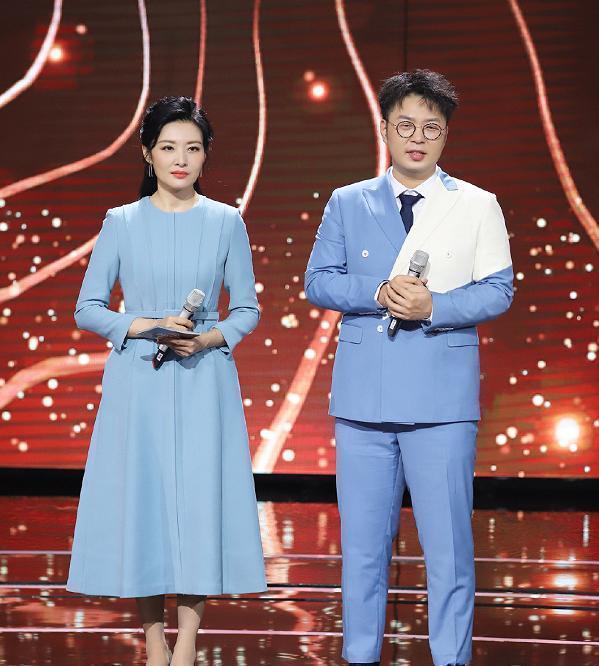 周涛的气质依然在线,穿简单的蓝色连衣裙,虽然朴素但是却抢镜十足