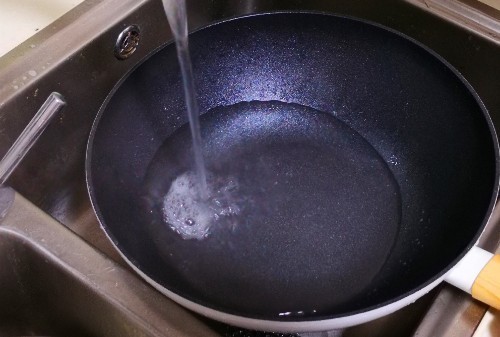 冲洗|原来不粘锅也要开锅和养护，很多人不懂，怪不得越用越粘还掉涂层