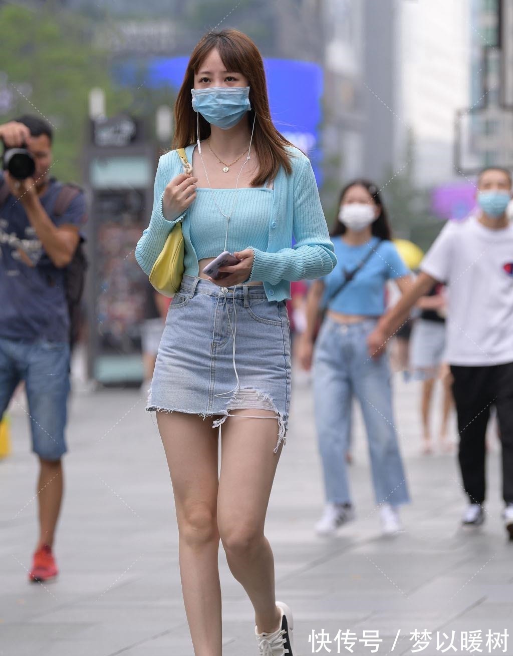 中长发 学会对穿搭做减法,试试“牛仔短裙+针织短衫”,休闲雅致又舒适