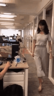 |搞笑GIF：这哥们是喝多少酒呀，一直在那抽火机