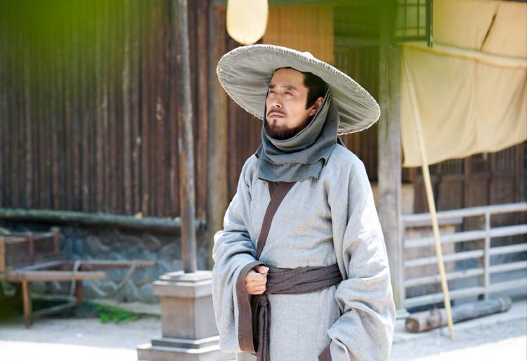 他活着的时候爱交朋友,去世后李白和杜甫争着给他写诗,他是谁