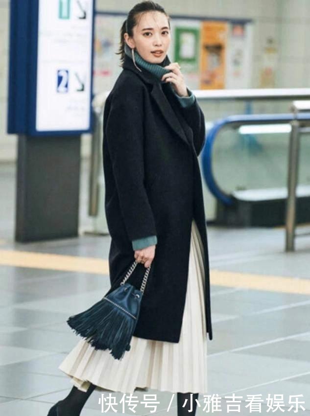  优雅|大衣下面不一定要搭裤子，今年流行“大衣+半身裙”，优雅显高级