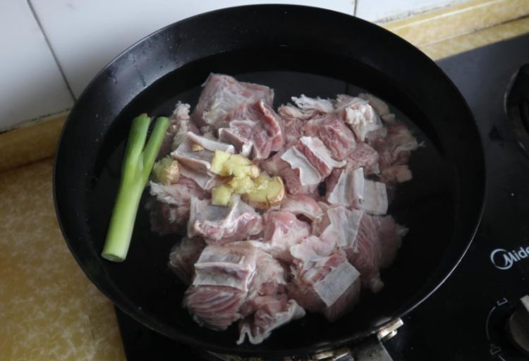 炖牛肉只会焯水，难怪不好吃！做好4个关键步骤，牛肉软烂香浓?