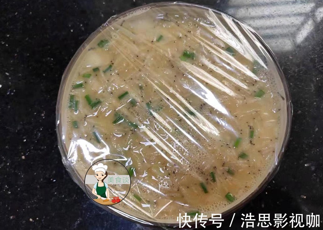 蒸蛋|适合秋天吃的一道蒸菜，8分钟上桌，鲜甜补钙，三天两头给孩子做