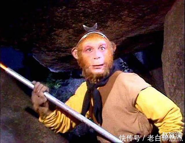 怪不得三界之中无人敢杀孙悟空,你看降生他的那块石头上刻了啥