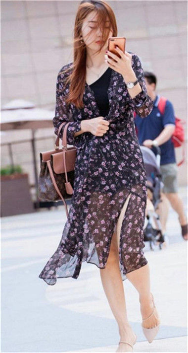 街拍|风吹裙摆美发飘,时髦佳人,小姐姐的美丽像丁香