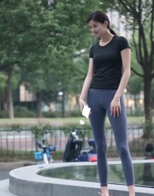 瑜伽裤 当女神穿上瑜伽裤,时髦又好看,小姐姐秀出性感的美区