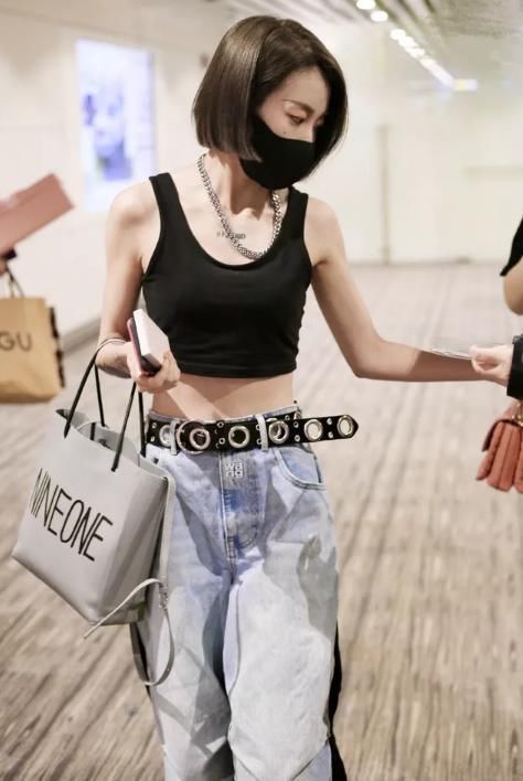 时尚性感美女,紧身衣搭配牛仔裤,让人一眼忘不掉