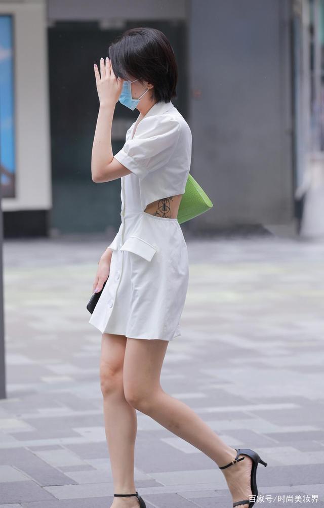 精致干练的短发美女,白色西装裙搭配一字带细跟凉鞋,显成熟大气