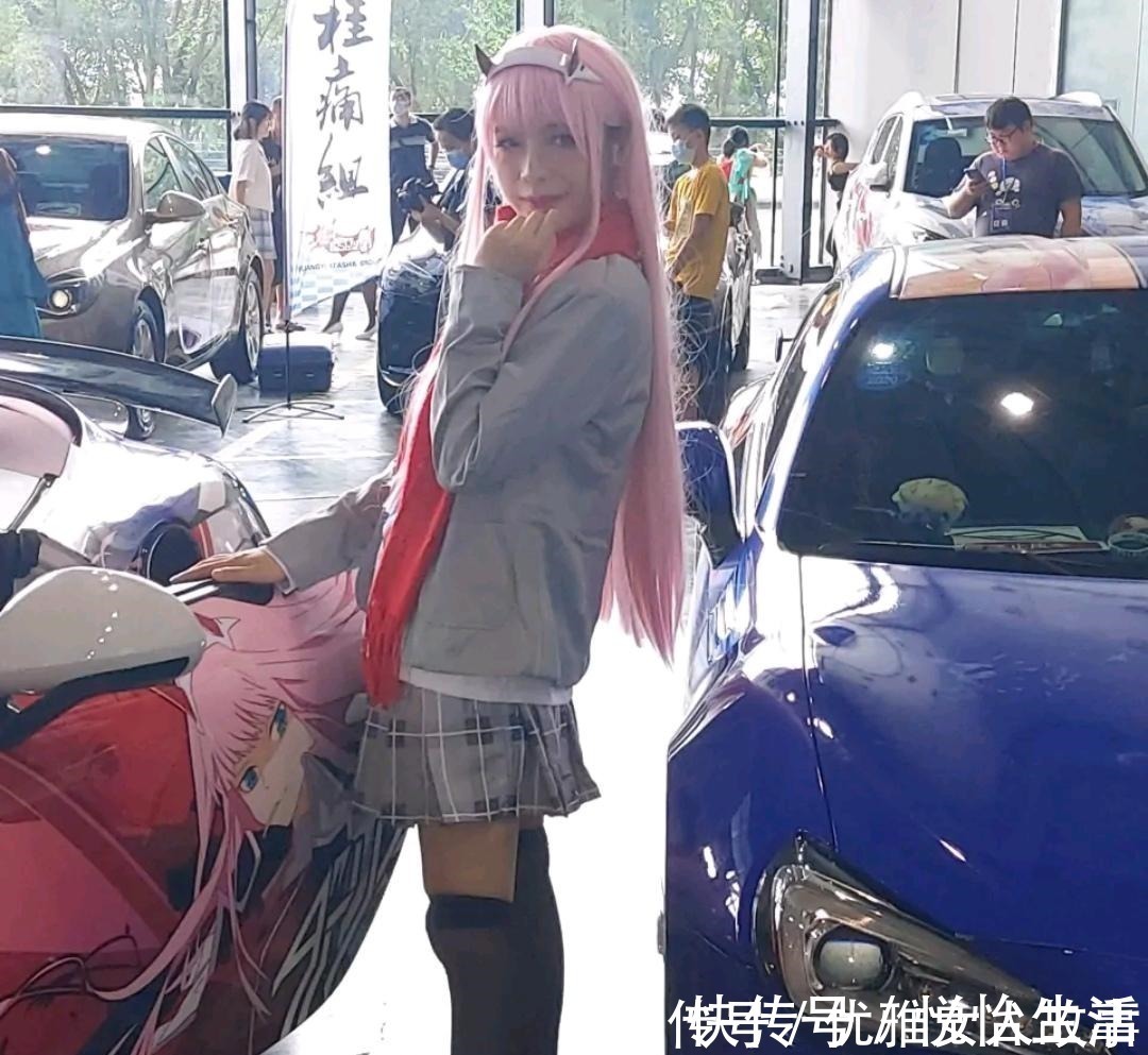 漫展|痛车保时捷，网友表示现在cos代价这么高了吗，实在玩儿不起