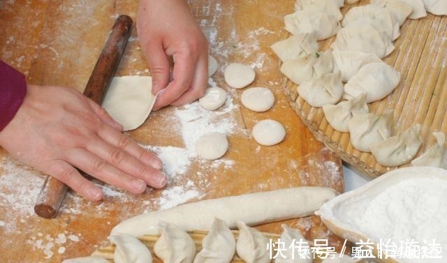 素菜|拌饺子馅时,有人放热油有人放香油,大厨都不对,不懂别乱放!