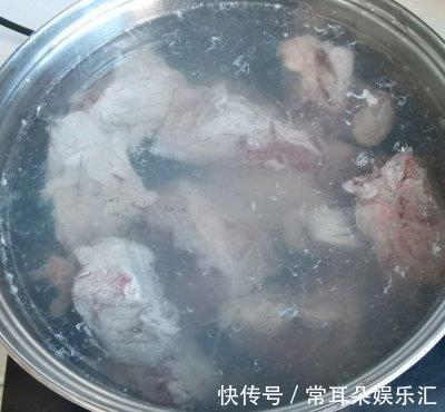 面条|饭店的鲜汤排骨面为什么那么好吃，主要是多了一步