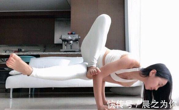 动作|她练瑜伽4年,能轻松完成高难度动作,却像是在艺术表演!