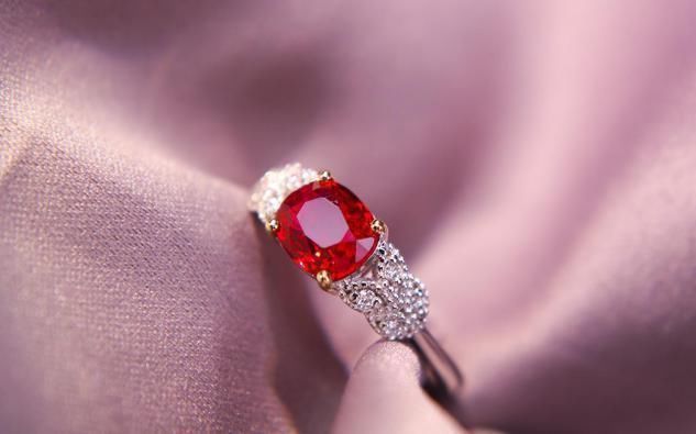 蓝宝石|为什么女人都爱彩宝首饰?除了价格高,和铂金的结合更是锦上添花