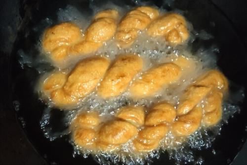 麻花|一碗面粉，两个鸡蛋，教你自制小麻花，吃一口嘎嘣脆，越嚼越香