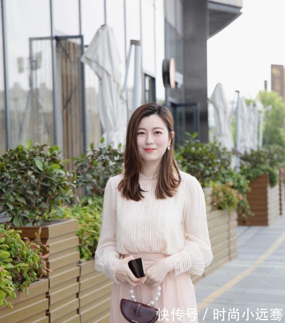 减龄 挑来挑去,还是“粉色”甜美减龄,这样搭配温柔又有少女感