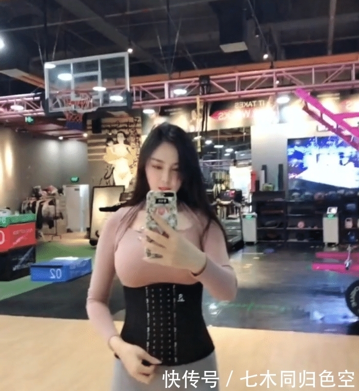 少妇|胖少妇美甲做那么长,这样也能健身?