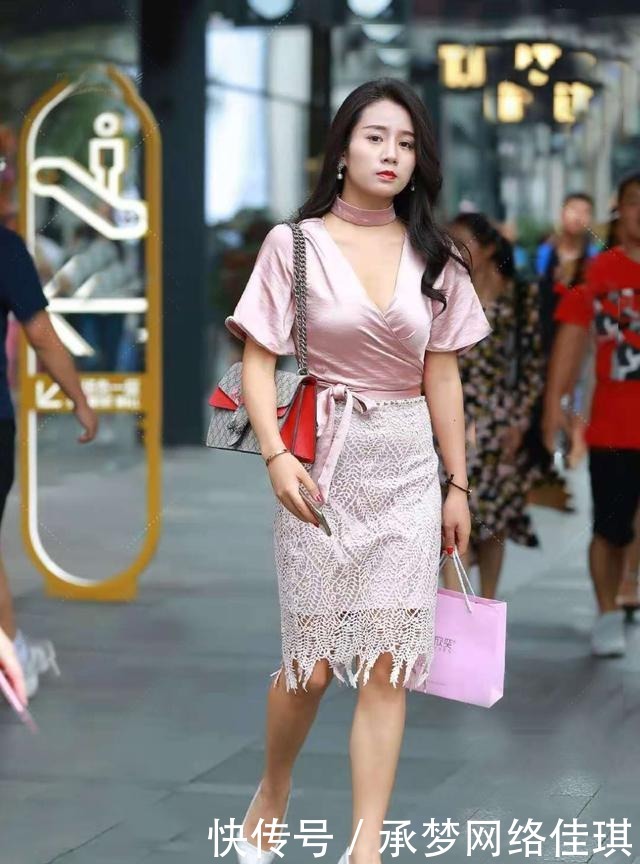 街头|“胯宽腿粗”怎么办?街头美女帮你解决问题,轻松秀出苗条身材