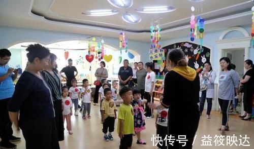开心|幼儿园开学第一天,有的娃大哭有的开心,不哭的娃多有这样的父母