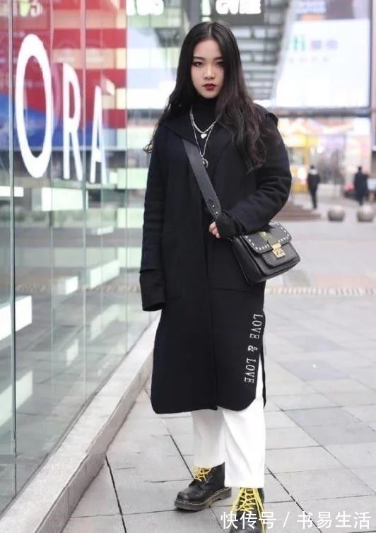 眼镜|街拍:扎短马尾的小姐姐,戴上一副眼镜,很有御姐的风范呢