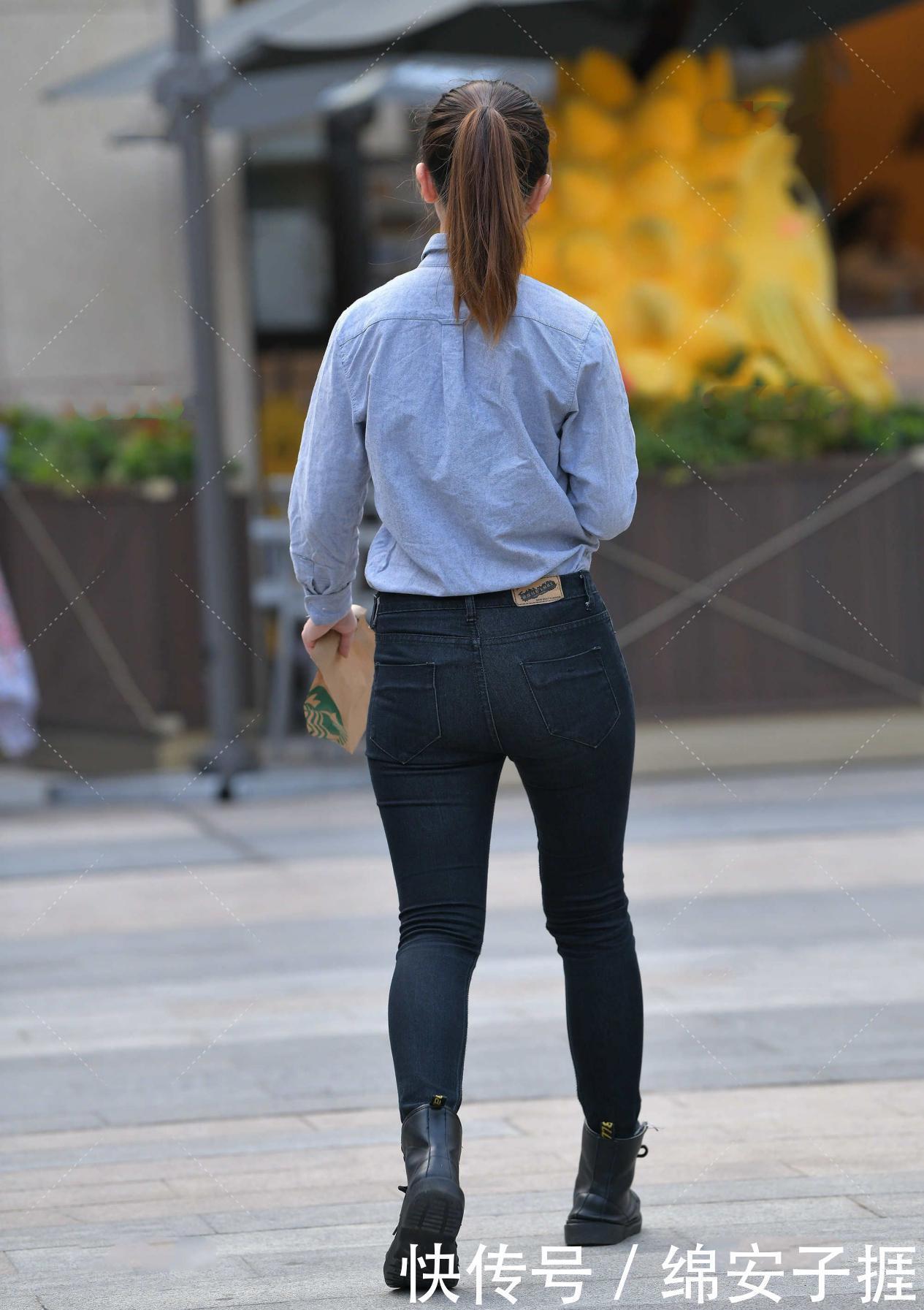 浅蓝色牛仔衬衫,干净利落,帅气洒脱