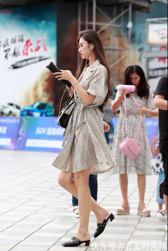 紧身开叉裙|街拍:穿白色紧身开叉裙背影杀手的美臀性感美女