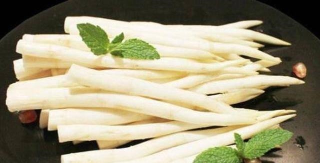 淤泥中一种野菜,长得像藕带,离水后很快就老!